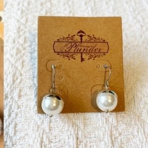 Plunder pearl earrings